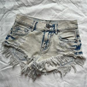 Bullhead High Rise Short. SIZE 0. Light Wash Frayed Denim Shorts.
